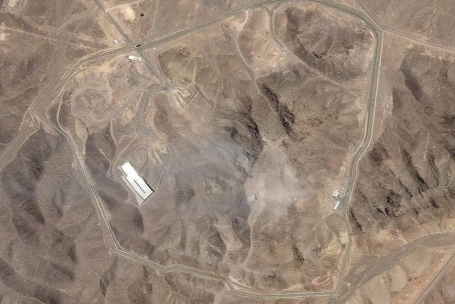 当地时间2025年6月22日，Planet Labs PBC公司提供的卫星图片显示，美国空袭伊朗福尔道地下核浓缩设施后的景象 视觉中国